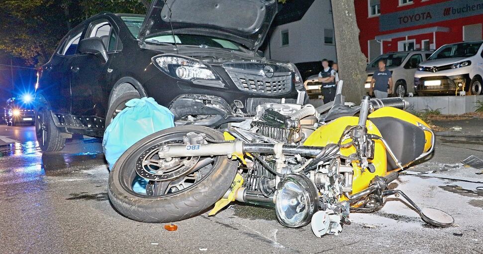 Ein achtjähriger Junge und ein 48-jähriger Motorradfahrer wurden am Samstagabend bei diesem Unfall schwer verletzt. Foto: KS-Images.de / Andreas Rometsch