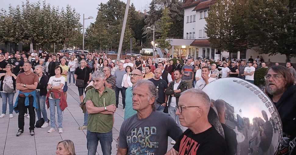 …weitere 200 verfolgten die Übertragung vor dem Rathaus. Fotos: Alfred Drossel