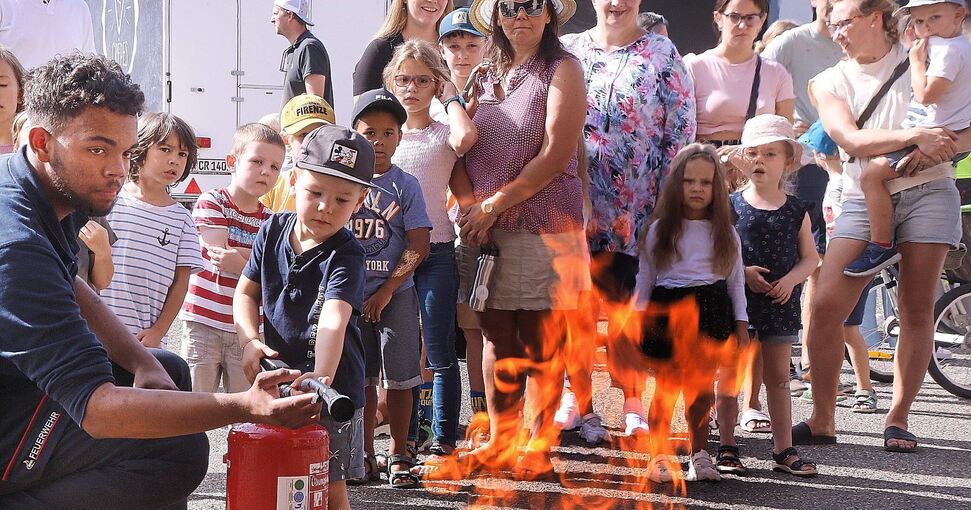 Kinder üben sich im Feuerlöschen. Fotos: Alfred Drossel