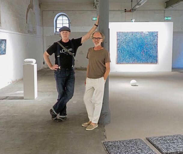 Künstlerduo Dieter Kränzlein (rechts) und Frederick D. Bunsen im Ausstellungsraum des Kunstzentrums Karlskaserne. Foto: Holm Wolschendorf