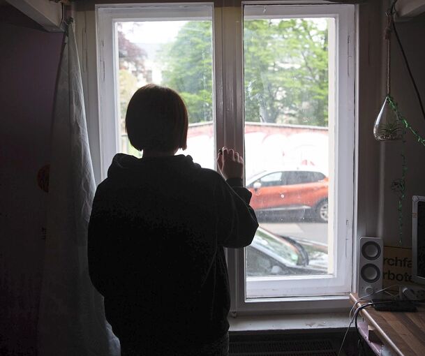 Fast nur noch im Haus, kaum noch Sozialkontakte außerhalb der Familie, keine Schule: So ist das Leben vor allem für Amelie und ihren Bruder Felix seit vielen Monaten.