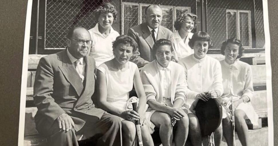Blick ins Fotoalbum: Das Bild zeigt Irmgard Frank (untere Reihe, Zweite von rechts) mit der Mannschaft.