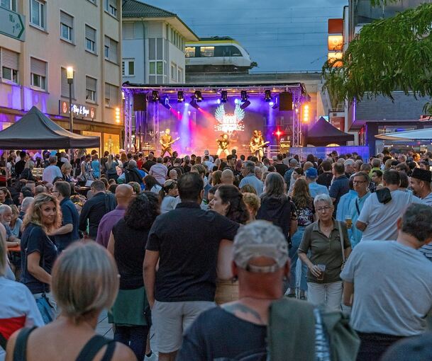 Proppevoll zeigt sich die Innenstadt von Kornwestheim am Wochenende beim ersten Stadtfest. Fotos: Andreas Essig