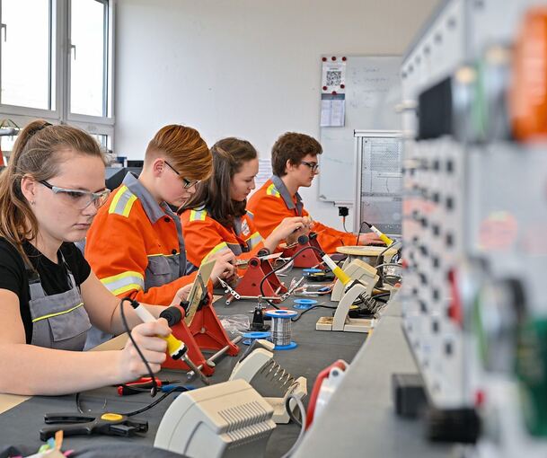 Auszubildende: Stressempfinden und Sorgen um die Wirtschaft haben bei jungen Menschen zugenommen.