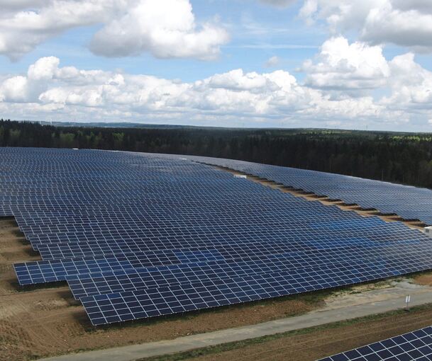 Blick auf den Solarpark Königsbronn im Kreis Heidenheim: Das könnte es schon bald auch in Möglingen geben.
