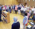 Christoph Schweizer feilt mit den Sängerinnen und Sängern des Chorforums am Ausdruck. Foto: Holm Wolschendorf