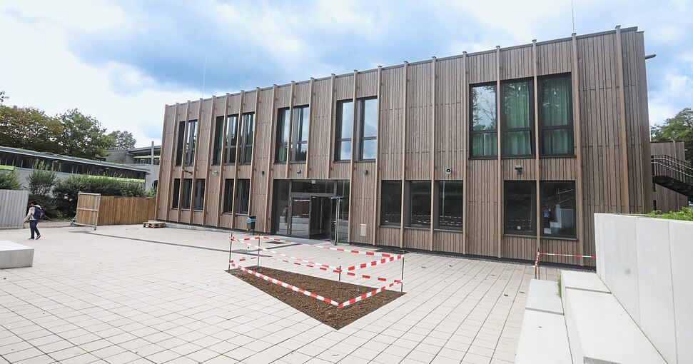 Gemeinschaftsschule in Schwieberdingen: Der Neubau ist fertig. Ab Oktober wird das Bestandsgebäude saniert. Dafür müssen acht Klassen in Containern ausweichen. Fotos: Ramona Theiss