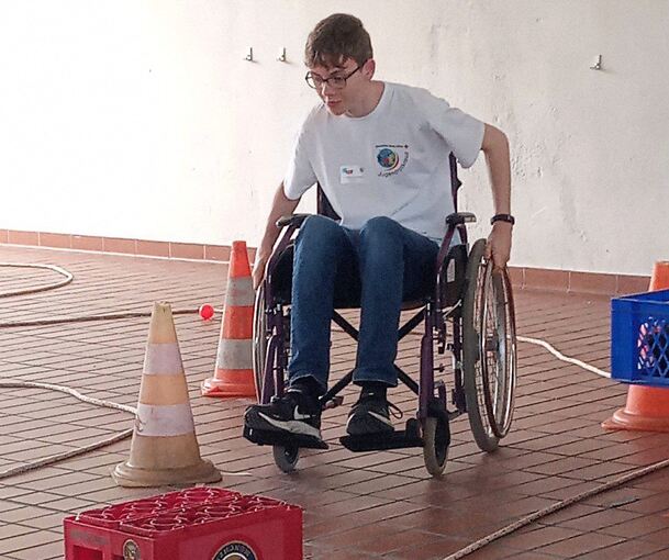Die Initiatoren bauen einen Rollstuhlparcours auf. Foto: privat