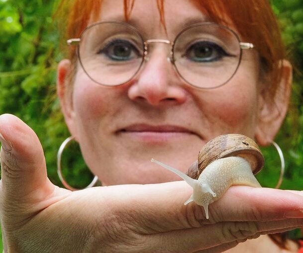 „Die Schneckentherapeutin“ Alexandra Strauß mit einer Schnecke aus ihrer Zucht, da Weinbergschnecken unter Artenschutz stehen. Foto: Holm Wolschendorf