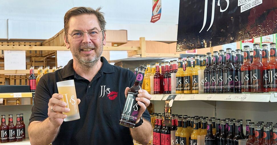 Alternative zu Cola und Wasser: Jochen Bayer, der Chef des Heimerdinger Frucht- und Gemüsesaftherstellers, bietet jetzt mit „JJ’s“ auch alkoholfreie Cocktails an. Foto: Andreas Becker