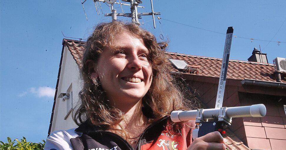 Die 17-jährige Lisa Durm aus Benningen mit ihrem Peilempfänger. Sie holte bei den Weltmeisterschaften der Funkamateure die Bronzemedaille. Foto: Alfred Drossel