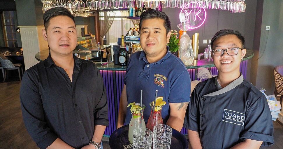 Duy Anh Nguyen, Marvin Bui und Duy Long Pham (von links) haben dem ehemaligen Gasthaus „Waldhorn“ neues Leben eingehaucht. Foto: Holm Wolschendorf