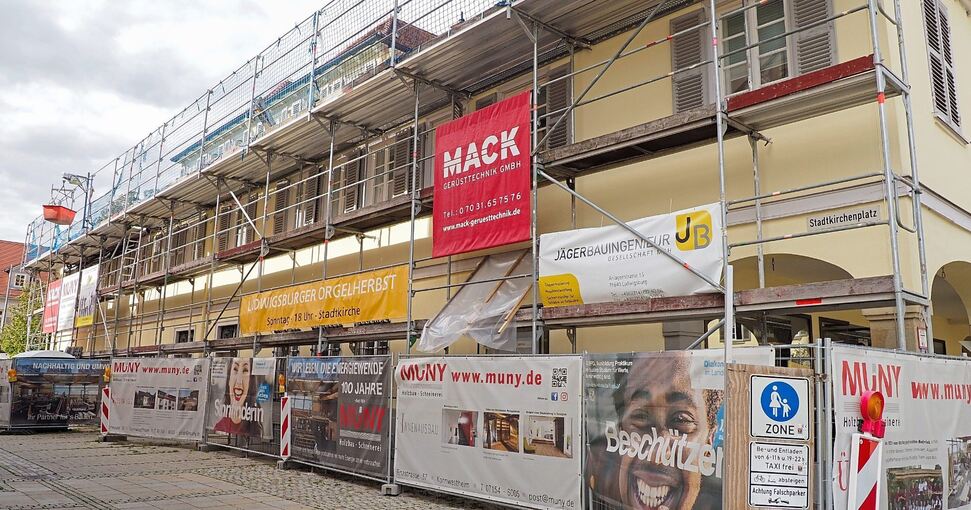 Das Gerüst vor dem evangelischen Gemeindehaus am Stadtkirchenplatz bleibt noch eine Weile stehen und ist bereits bei der Planung des Weihnachtsmarktes berücksichtigt worden. Foto: Holm Wolschendorf