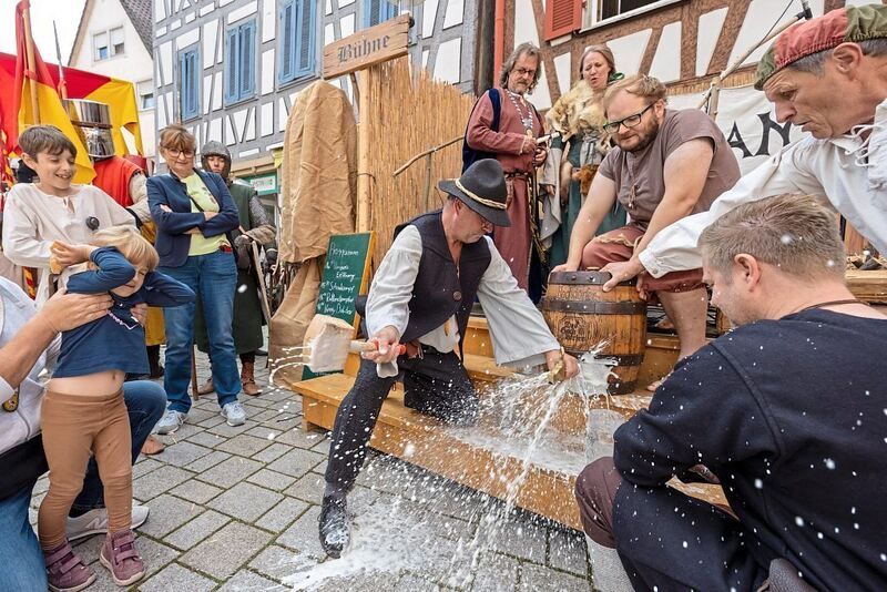 Fassanstich mit Peter Merkle vom Organisationsteam Historischer Markt.