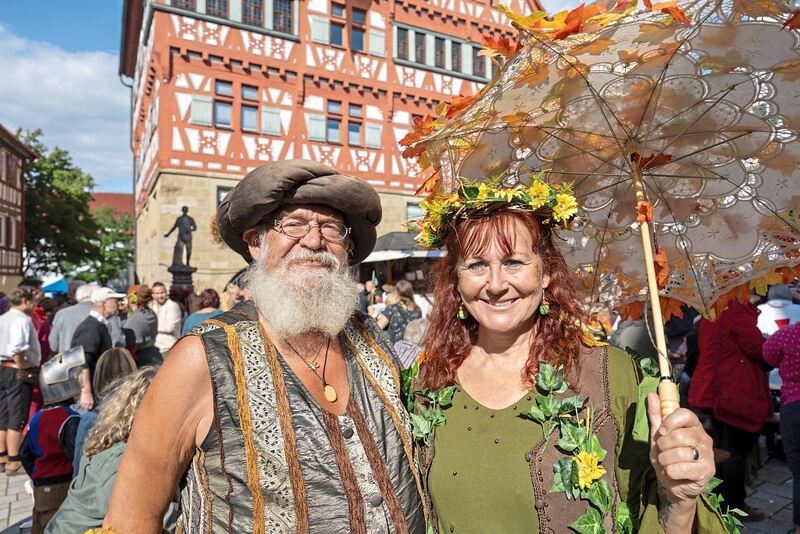 “Luftikus“ Eberhard Nitsche und Blumenfrau im Herbstgewann.