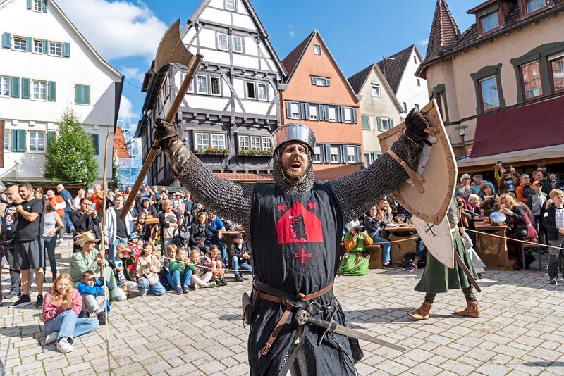 Der Schwarzer Ritter stellt seine Stärke dar.