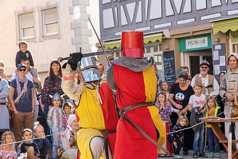 Ritterduell: der Sieger darf versuchen, das Schwert Excalibur aus dem Stein zu ziehen.