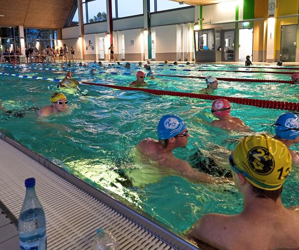 Maximal 15 Schwimmer dürfen gleichzeitig auf einer Bahn schwimmen. Foto: Andreas Becker