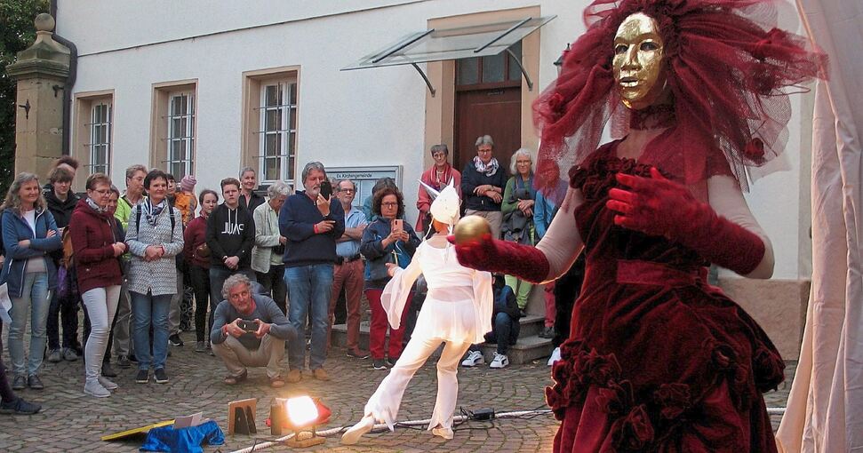 Ein echter Kreis-Lauf: Das Bewegungstheater „UNAKIT“ vor der Laurentiuskirche. Fotos: Müller-Baji