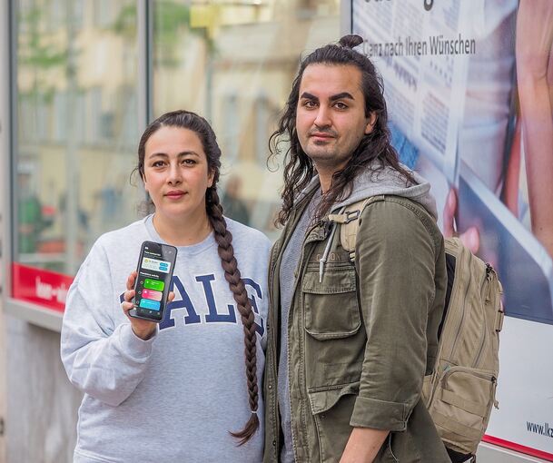 „Viele Flüchtlinge sind hier total verloren“: Ladan Zadfar (links) und Mohammad Farshad aus dem Iran wollen das ändern und haben eine App entwickelt, die den Betroffenen den Start im Kreis Ludwigsburg erleichtern würde. Foto: Holm Wolschendorf