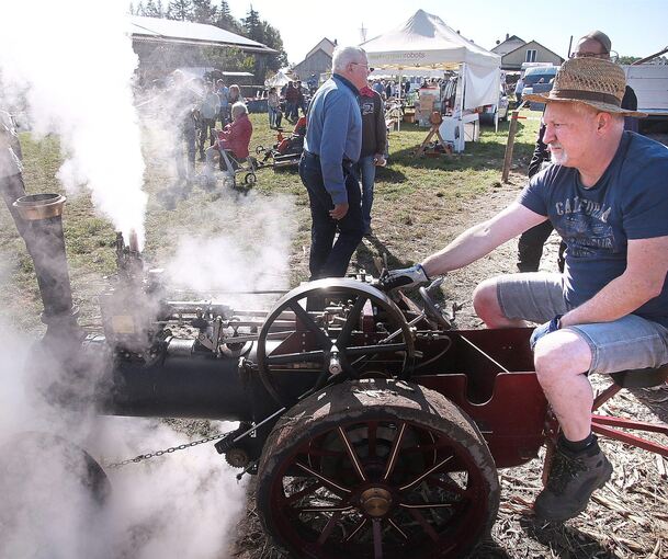 Frank Putkowsky aus Horrheim lässt seinen Modellnachbau eines englischen Dampfbulldogs dampfen. Fotos: Alfred Drossel