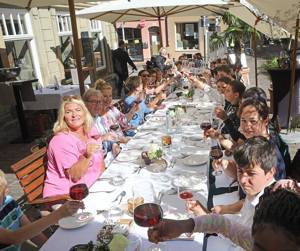 Besondere Gäste in der Marktwirtschaft: Schüler der Schule am Steinhaus essen zusammen mit Gudrun Nopper (vorne links), die ihnen zuvor Benimmregeln beigebracht hat. Fotos: Ramona Theiss