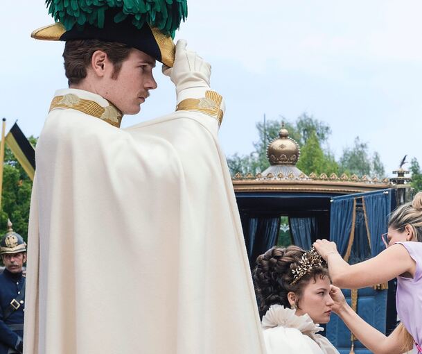 Klappe, die zweite: Philip Froissant (Franz) und Devrim Lingnau (Elisabeth) kürzlich am Filmset der neuen Staffel von „Die Kaiserin“. Foto: Jan Rasmus Voss/Netflix/p
