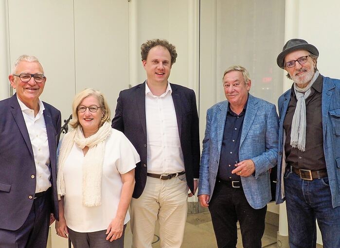 OB Matthias Knecht (Mitte) verabschiedet den Naturvision-Leiter Ralph Thoms (links) und begrüßt die Nachfolgerin Beatrix Wesle. Auch Christoph Biemann (2.v.r., Sendung mit der Maus) und Schauspieler Andreas Hoppe sind gekommen. Foto: Wolschendorf