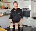 Schätze im Glas: Florian Lutz mit drei verschiedenen Sauerteigen. Foto: privat