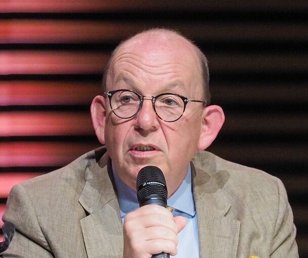 Spannende Einblicke: Wieland Backes spricht mit Denis Scheck (Bild) im Literaturhaus über seine Lebensgeschichten.