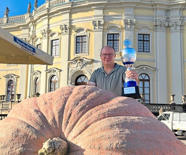 Matthias Würsching kratzte mit seinem Kürbis an der 1000-Kilo-Marke. Foto: Blühendes Barock