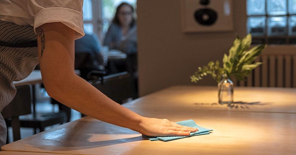 Bleiben manche Tische in den Restaurants bald leer? Gastronomen sind in Sorge, dass sich Gäste bald keinen Restaurantbesuch mehr leisten können, weil die Preise ständig angehoben werden müssen. Foto: Hannes P Albert/dpa