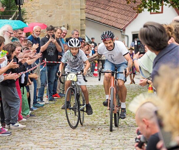 Für diesen jüngeren Teilnehmer gibt es eine starke Anschubhilfe. Foto: Holm Wolschendorf