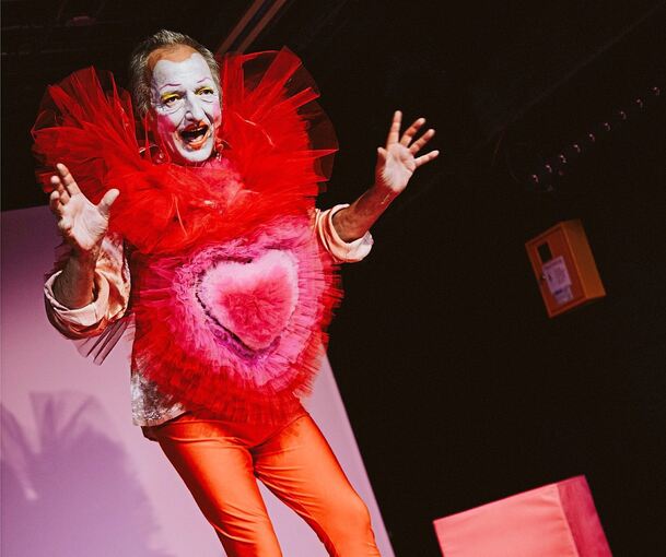 Neue Handschrift aus der Fusion-Küche: Amor (Andreas Posthoff) in „Heilbronner Leibgericht“. Foto: Nico Kurth/p