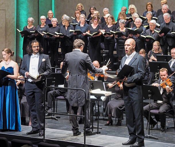 Schlüssige Schnittfassung: Das Chor-Forum beim Konzert. Foto: Holm Wolschendorf