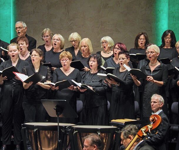 Schlüssige Schnittfassung: Das Chor-Forum beim Konzert. Foto: Holm Wolschendorf