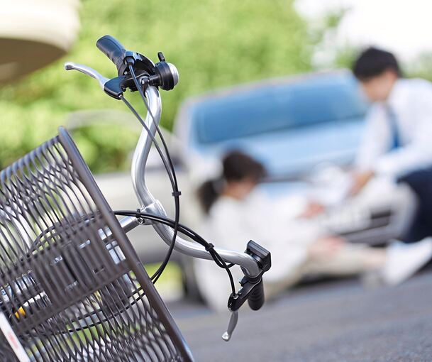 Eine Radfahrerin wurde bei einem Unfall schwer verletzt.