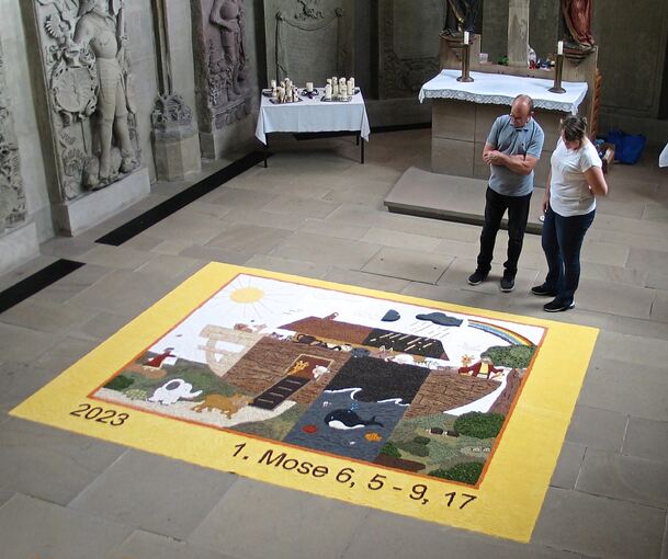 Aus Körnern und Samen ist in der Georgskirche das Erntedankmosaik mit der Arche Noah als Motiv gestaltet worden. Foto: Susanne Müller-Baji