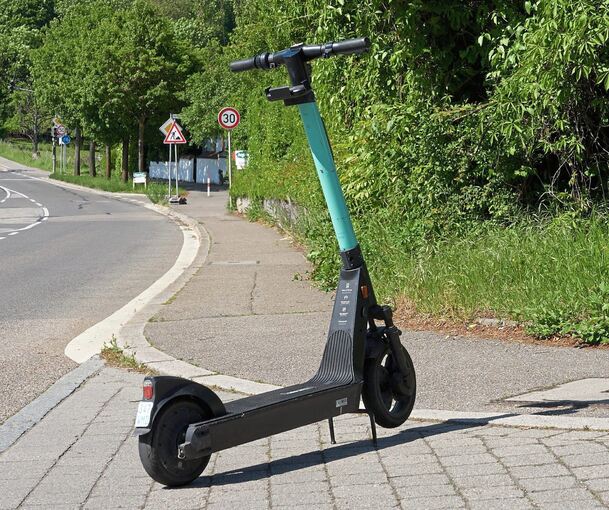 E-Roller stehen häufig irgendwo mitten im Weg. Auf den Gleisen kann das aber sehr gefährlich werden. Symbolfoto: Andreas Becker