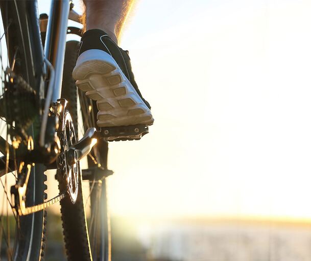 Auf dem Gehweg der Hauptstraße stießen die E-Bike-Fahrerin und das Mädchen zusammen. Symbolbild: Adobe Stock