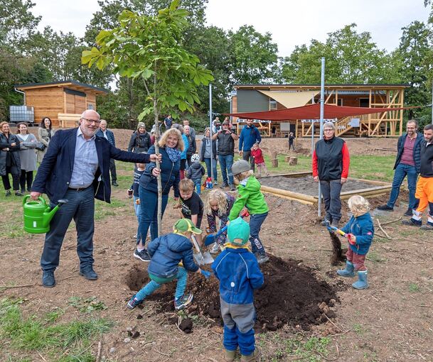 Unterstützung gibt’s beim Pflanzen eines Baums für Bürgermeister Rainer Schäuffele und und Kindergartenleiterin Iris Seitz. Foto: Andreas Essig