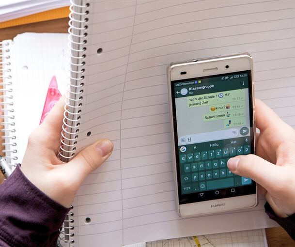 In den Schulen werden Smartphones immer öfter auch heimlich genutzt. Foto: Sven Hoppe/dpa