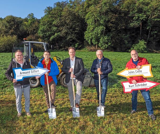 Wolfgang Kunrath, Walter Mugler, Ludwigsburgs Oberbürgermeister Matthias Knecht, Remsecks Alt-OB Karl-Heinz Schlumberger sowie Jochen Faber beim Spatenstich an dem Gelände, auf dem ein Großteil der 68 Männer hingerichtet wurde. Foto: Holm Wolschendor