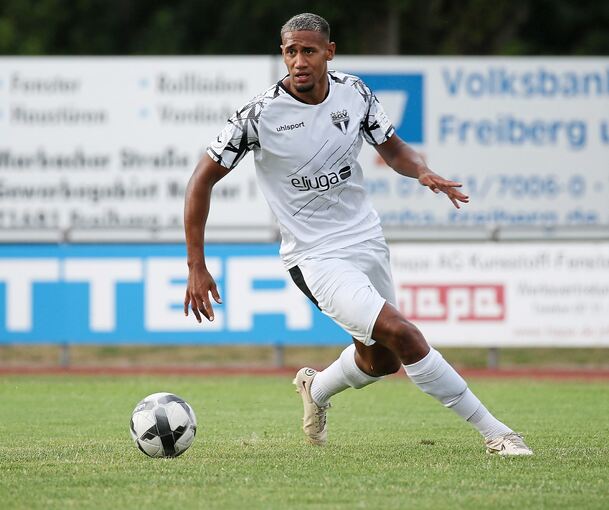 Kopfball- und zweikampfstark: Abwehrspieler Yannick Osee vom SGV Freiberg. Foto: Baumann