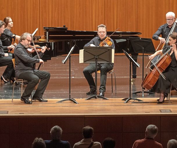 Auf exakter Augenhöhe: Christoph Soldan mit den Schlesischen Kammersolisten im Kronenzentrum. Foto: Andreas Essig