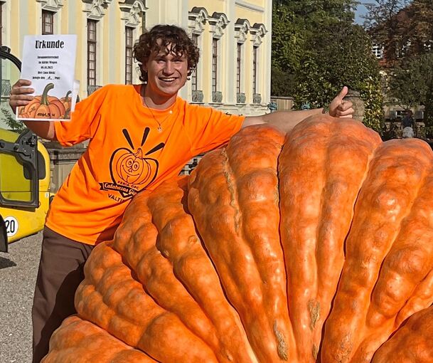 So sehen Sieger aus: Luca Stöckl freut sich über den Titel beim Kürbiswiegen. Foto: Privat