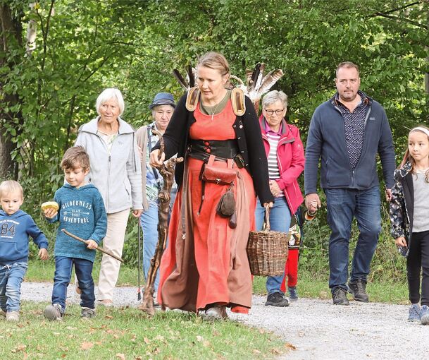 Märchenhexe Stefanie Keller (Mitte) versteht es, Geschichten und Naturmärchen spannend zu erzählen. Fotos: Ramona Theiss