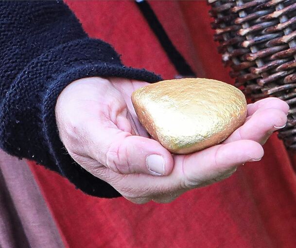 Magisch: einer der goldenen Erzählsteine.