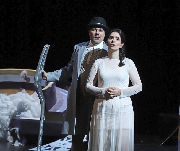 „La Traviata“: Ein Dauerbrenner, in Pforzheim aus feministischer Sicht interpretiert. Im Bild Martin Berner als Giorgio Germont und Stamatia Gerothanasi als Violetta Valéry. Foto: Sabine Haymann