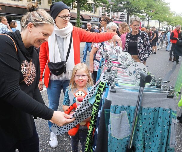 An den Ständen auf dem Genuss- und Kunsthandwerkermarkt wurde gestöbert. Foto: Ramona Theiss